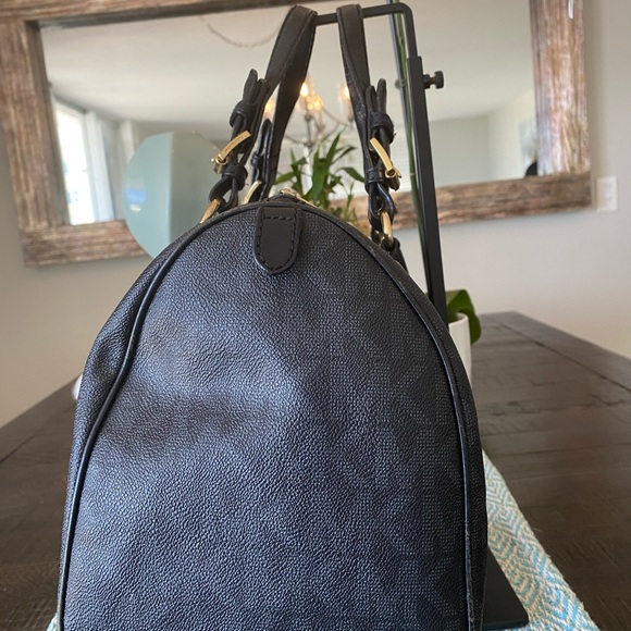 Michael Kors Signature Bag (Black) w/Gold Hardware. - Picture 8 of 14